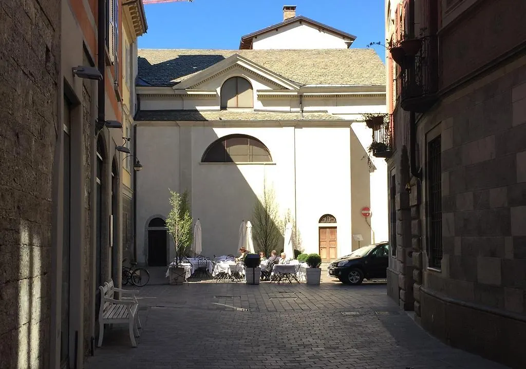 Ancient Courtyard Bonanomi In Como Historic Centre Apartment