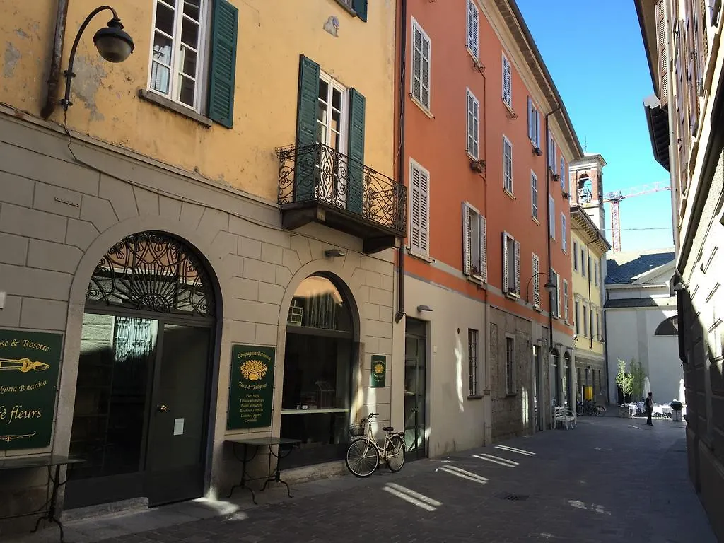 Ancient Courtyard Bonanomi In Como Historic Centre Italien